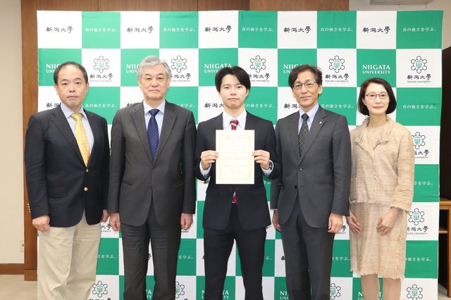 新潟大学発ベンチャー第15号 称号記授与式での記念撮影